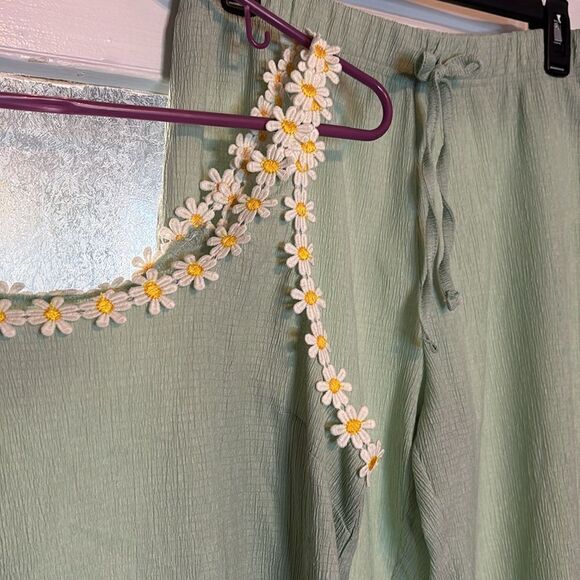 Kikit Women’s green lightweight creped material two piece tank and pant set med - Picture 2 of 8